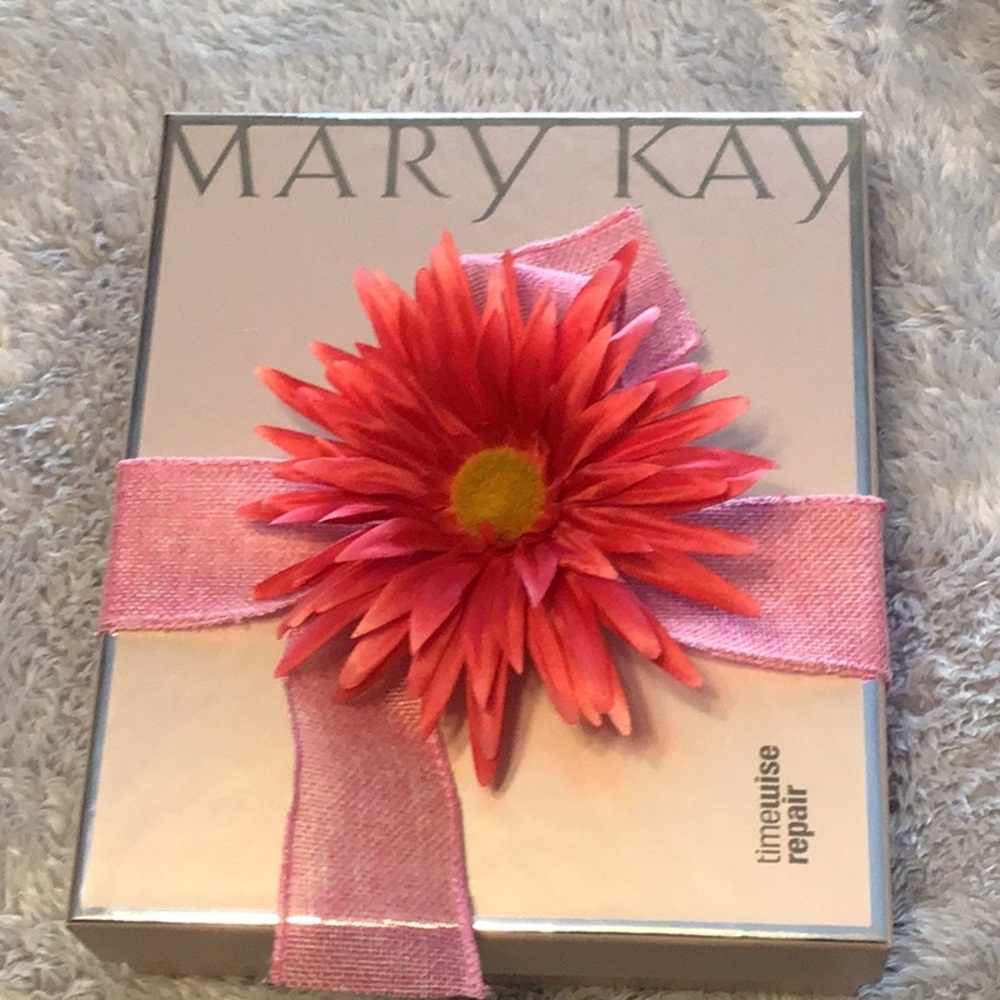 Mary Kay gift set. Brand new$220 Value